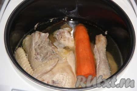 По окончании варки оставить курицы остывать в бульоне до тёплого состояния.
