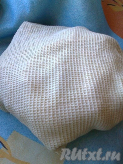 Дать хлебу немного остыть в форме, вынуть и остудить на решётке, накрыв полотенцем.
