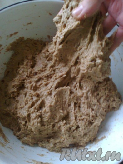 Можно смешивать в тестомесе. Тесто будет липковатым. Через 30-40 минут его надо растянуть и сложить техникой "Stretch & Fold" для того, чтобы оно становилось более упругим и крепким.

Для этого приподнимаем один край теста, слегка тянем 