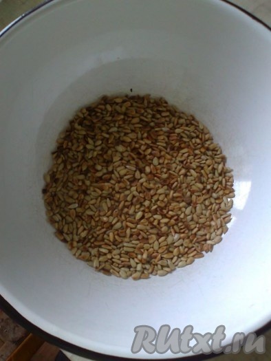 У нас получится всего 250 грамм закваски. 50 грамм закваски отложите на хранение, 200 грамм используйте для приготовления теста. 

Семечки подсушите до золотистости и оставьте остывать.