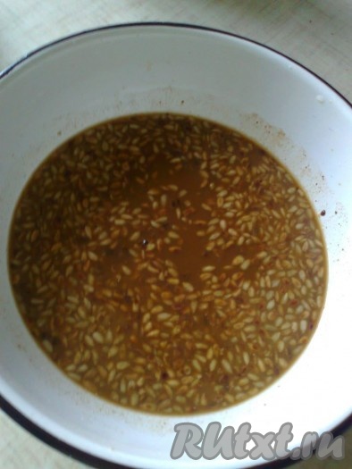 Когда закваска поднялась, смешайте в миске&nbsp;200 грамм приготовленной закваски, 250-270 миллилитров тёплой воды,&nbsp;семечки, мёд, всю заварку из солода,
