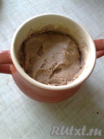 в 100 миллилитрах тёплой питьевой воды, добавьте 100 грамм ржаной муки, перемешайте до однородности, разровняйте поверхность, накройте и оставьте на 8-12 часов при комнатной температуре. Закваска поднимется и станет пористой.