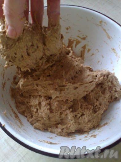 С оставшихся трёх сторон тоже растягиваем тесто и заворачиваем наверх к центру.