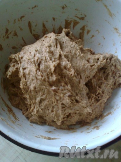 Растягиваем тесто и заворачиваем наверх к центру.