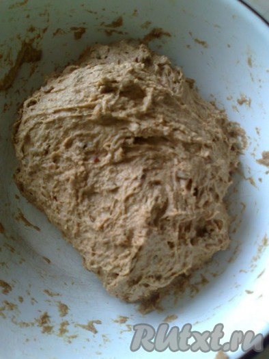 Растягиваем тесто с оставшейся стороны и заворачиваем наверх к центру.