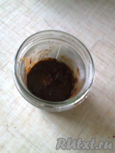 Сначала надо заварить солод (сделать заварку из солода), для этого залейте солод кипятком, перемешайте так, чтобы не осталось сухой муки, накройте и оставьте на 8-12 часов при комнатной температуре (если делаете вечером, можно оставить до утра). (Я кладу в 0,5-литровую банку с завинчивающейся крышкой и укутываю полотенцем).
