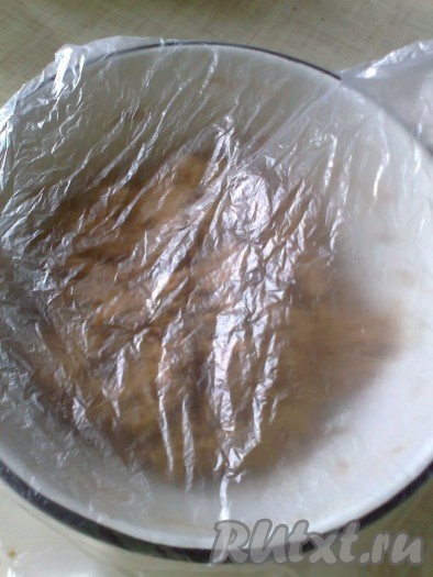 накройте миску плёнкой (или кульком) и оставьте на 30 минут для развития клейковины.
