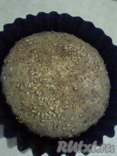 Выпекать хлеб в разогретой до 230 градусов духовке 10-15 минут, затем температуру уменьшить до 200 градусов и выпекать хлеб около 40-50 минут. 

Достаём, проверяем сухой деревянной зубочисткой или постукиванием по корочке. Зубочистка должна быть сухая, а звук при постукивании глухой. От стенок формы хлеб должен немного отойти.