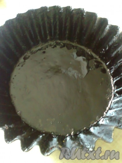 И переворачиваем тесто швом вниз.

Далее тесто накрываем и оставляем ещё на брожение в миске. Через 40 минут ещё раз растягиваем и складываем методом "Stretch & Fold", округляем, переворачиваем швом вниз и кладём в смазанную растительным маслом форму для хлеба (или любую подходящую). У меня форма металлическая диаметром 20 см снизу и 25 см вверху, высота 7 см.