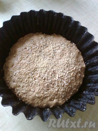 и посыпать семечками подсолнечника и кунжута.