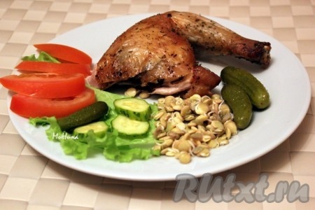 Курицу можно подавать на стол целиком, а можно нарезать на порционные кусочки.
