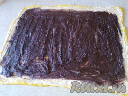 Затем сверху - тонким слоем шоколадной прослойки.
