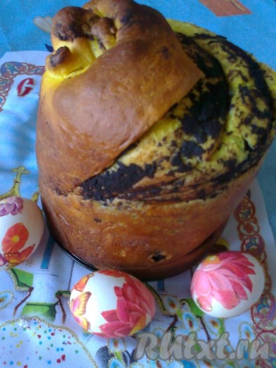 Вот такой замечательный пасхальный кулич с шоколадной прослойкой у нас получился.