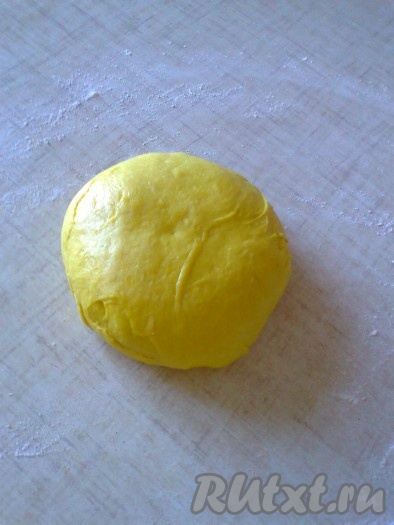 Готовое тесто обмять. 