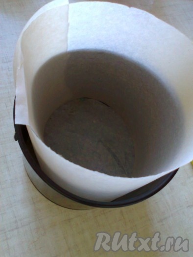 Подготовьте форму для выпечки. Выстелите её пергаментной бумагой (форма у меня диаметром 16 см) или используйте готовые силиконовые или бумажные формы.