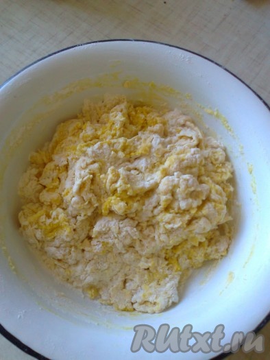 В углубление, сделанное в муке, влейте дрожжи с молоком, яичную смесь, добавьте соль, куркуму, перемешайте.
