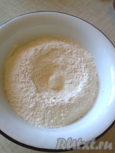 Муку просейте в миску, сделайте углубление.

