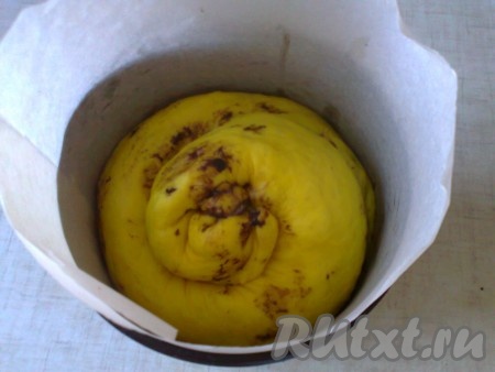 Накройте сверху пищевой плёнкой и поместите в тёплое место на 40-60 минут для подъёма - до увеличения объема вдвое.