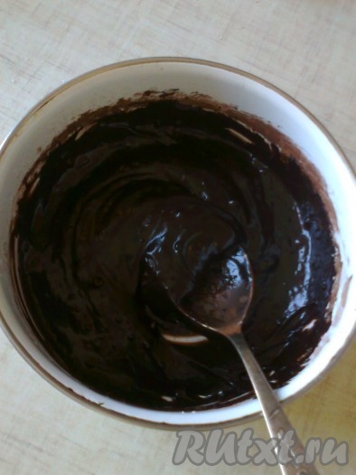 Смешать взбитый белок с мукой и порошком какао.
