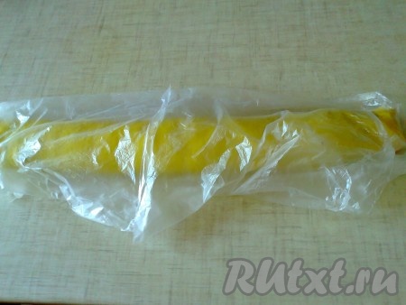 Накройте плёнкой и поставьте в тёплое место на 10-20 минут.