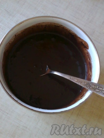 Молоко вскипятить и добавить его в смесь взбитого белка с мукой.