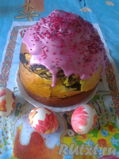 По желанию, посыпьте готовый кулич сахарной пудрой. Я покрыла пасхальный кулич с шоколадной прослойкой сахарной глазурью на желатине. Но, наверное, с сахарной пудрой кулич смотрелся бы лучше. 