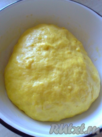 Через 1-1,5 часа тесто должно подрасти и увеличиться в объёме вдвое.