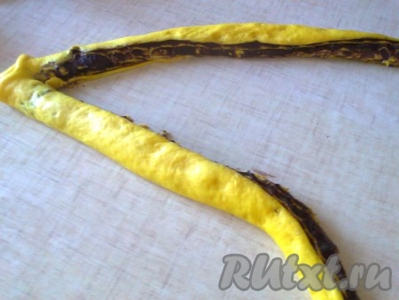 Отдохнувший рулет разрежьте острым ножом по середине вдоль, отступив пару сантиметров от начала.