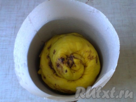 Аккуратно поместите кулич в форму для запекания.