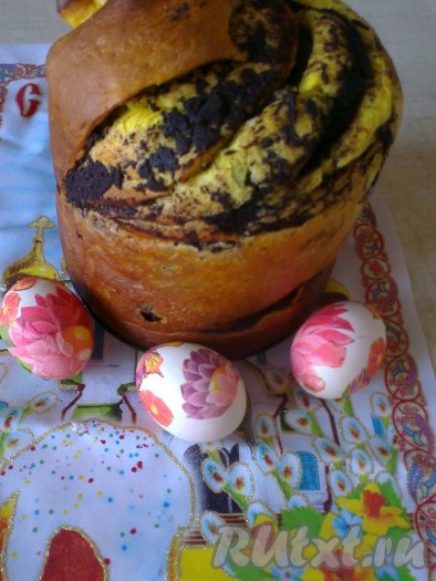 Вот такой замечательный пасхальный кулич с шоколадной прослойкой у нас получился.