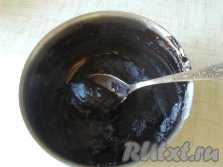 Размешать до однородного состояния, перелить в кастрюльку, где кипятилось молоко, и варить на медленном огне, помешивая, до загустения, периодически снимая с огня, чтобы смесь не подгорела.

