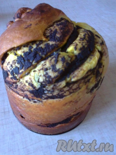 Вот такой замечательный пасхальный кулич с шоколадной прослойкой у нас получился.
