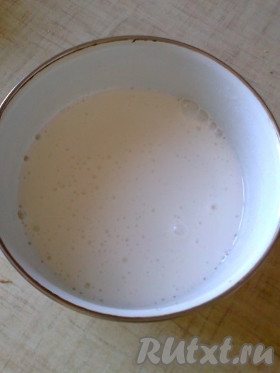 Пока тесто подходит, приготовьте шоколадную прослойку. Для этого надо взбить 2 яичных белка с сахаром с помощью миксера до растворения сахара.
