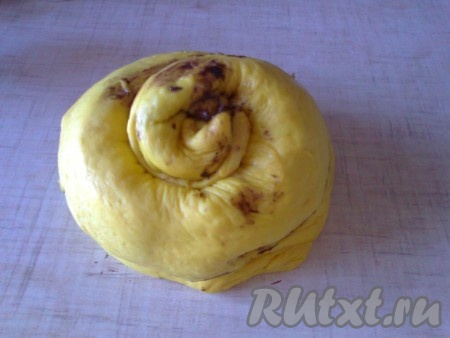 Вторую половинку закрутите спиралью, поднимая и укладывая поверх первой. 