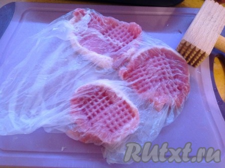 Слегка отбить мясо с двух сторон, подсолив немного.