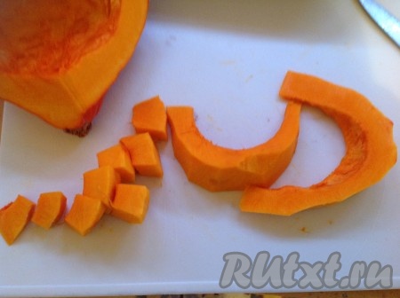 Тыкву нарезать на кубики.