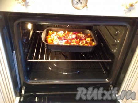 Установить температуре 180 градусов, нагрев снизу и сверху, время: 45-50 минут.

