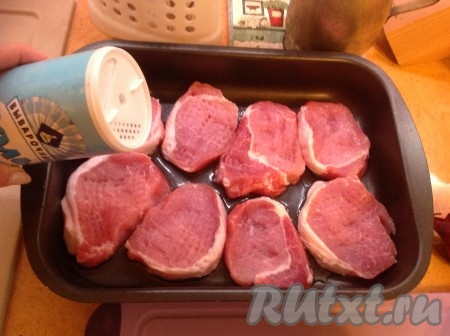 Противень сбрызнуть подсолнечным маслом и выложить на него мясо, немного подсолить.
