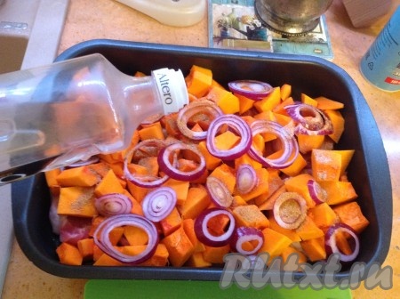 Полить слегка растительным маслом.