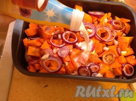 Полить всё сливками.