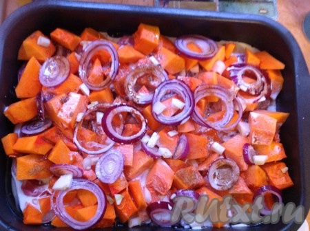 Поставить противень с подготовленными продуктами в разогретую духовку.
