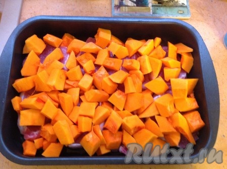 Выложить кубики тыквы поверх мяса.
