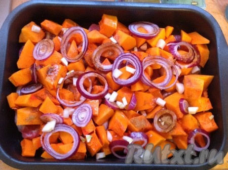 Выложить чеснок поверх тыквы.