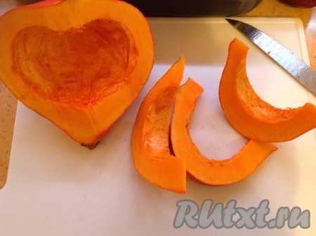 Тыкву очистить от кожуры.