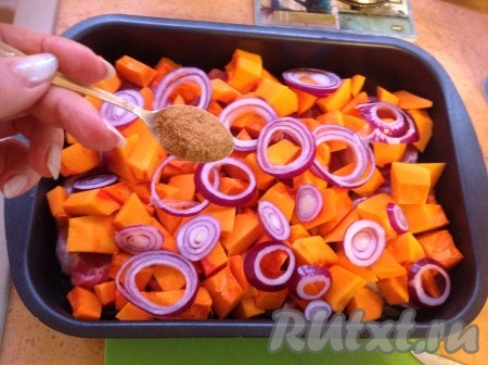 Посыпать специями для овощей на ваш вкус. У меня - смесь индийских специй для овощей.&nbsp;
