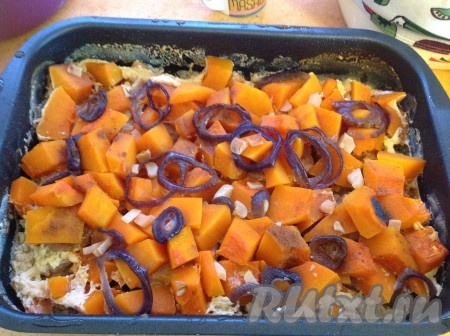 По истечении указанного времени духовку выключить и оставить в ней блюдо на 15 минут.
