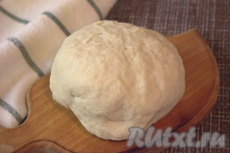 Из замешанного теста сформировать шар. Накрыть тесто пищевой плёнкой (или полотенцем) и поставить в тёплое место без сквозняков на 1,5 часа (за это время тесто увеличится в объёме в два раза). Хорошо обмять руками тесто и оставить ещё раз для подъёма на 25-30 минут.
