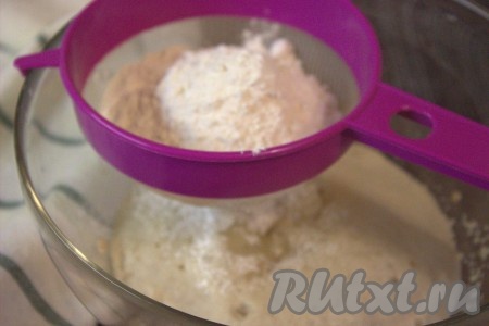 Всыпать частями просеянную через сито муку (муки может понадобиться чуть больше или меньше). Замесить не липнущее к рукам, мягкое и нежное тесто.
