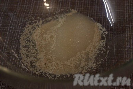 В миске соединить сухие дрожжи, 2 столовые ложки сахара и тёплую воду (температура воды должна быть не выше 40 градусов), перемешать, накрыть миску полотенцем и оставить опару в тёплом месте на 10 минут для активации дрожжей.
