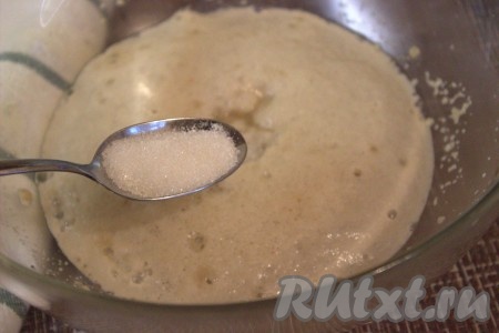 К опаре добавить растительное масло, ванильный сахар.
